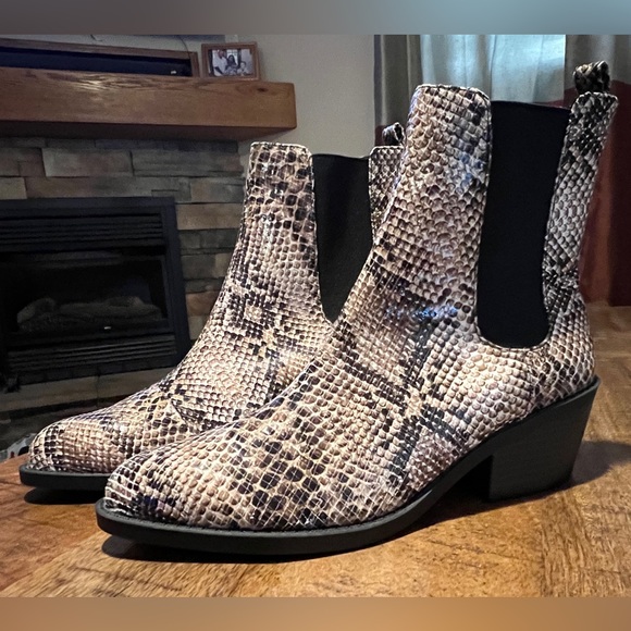 NWOT Monki Women’s faux snakeskin ankle boots 7.5 - Picture 2 of 16